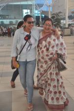 Sonakshi Sinha, Poonam Sinha snapped at airport on 27th Feb 2012 (20).JPG